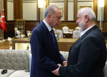 El presidente turco, Recep Tayyip Erdogan (izq.), da la bienvenida al líder del grupo terrorista palestino Hamás, Ismail Haniyeh (dcha.), durante su reunión en el Complejo Presidencial de Ankara, el 26 de julio de 2023. (Mustafa KAMACI / Oficina de Prensa de la Presidencia de Turquía / AFP)