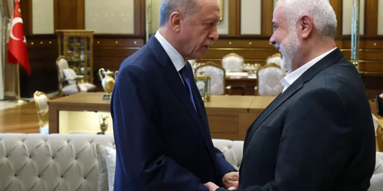 El presidente turco, Recep Tayyip Erdogan (izq.), da la bienvenida al líder del grupo terrorista palestino Hamás, Ismail Haniyeh (dcha.), durante su reunión en el Complejo Presidencial de Ankara, el 26 de julio de 2023. (Mustafa KAMACI / Oficina de Prensa de la Presidencia de Turquía / AFP)