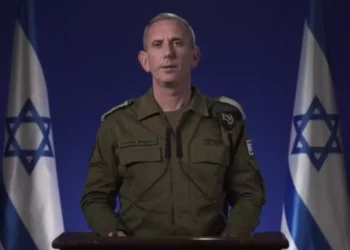 El portavoz de las FDI, el contralmirante Daniel Hagari, ofrece una rueda de prensa tras un ataque mortal contra los voluntarios de World Central Kitchen en la Franja de Gaza durante la noche del 2 de abril de 2024. (Captura de pantalla)