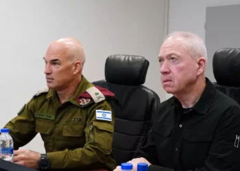 El ministro de Defensa, Yoav Gallant, sostiene una evaluación con el jefe del Comando Norte de las FDI en Safed, el general de división Ori Gordin, y otros altos oficiales, el 24 de abril de 2024. (Ariel Hermoni/Ministerio de Defensa)