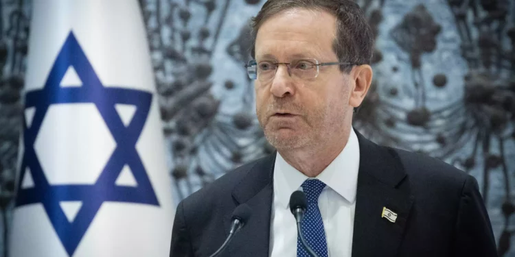 El presidente Isaac Herzog asiste a una ceremonia en la que se prorroga el mandato del gobernador del Banco de Israel, Amir Yaron, por otro mandato de cinco años, en la residencia presidencial en Jerusalén, el 18 de diciembre de 2023. (Chaim Goldberg/FLASH90)