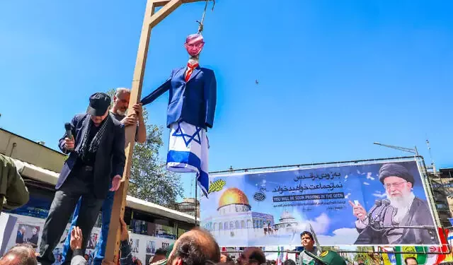 Los manifestantes cuelgan una efigie del primer ministro israelí durante el funeral de siete miembros del Cuerpo de la Guardia Revolucionaria Islámica muertos en un ataque en Siria, del que Irán atribuyó a Israel, en Teherán el 5 de abril de 2024. (Atta Kenare/AFP)