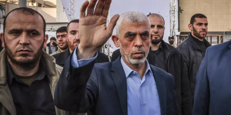 Yahya Sinwar, jefe de Hamás en la Franja de Gaza, saluda a sus seguidores en la ciudad de Gaza, el 14 de abril de 2023. (Mohammed Abed/AFP)