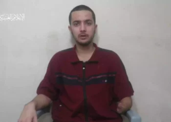 El rehén israelí-estadounidense Hersh Goldberg-Polin, de 23 años, cautivo en Gaza desde el 7 de octubre, en un video propagandístico de Hamás publicado el 24 de abril de 2024. (Captura de pantalla: Telegram)