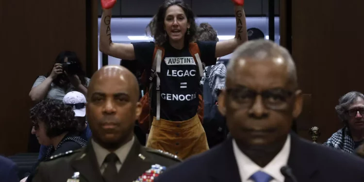 Los manifestantes interrumpieron al secretario de Defensa estadounidense, Lloyd Austin, mientras testificaba ante el Comité de Servicios Armados del Senado en el edificio de oficinas del Senado Hart en Capitol Hill el 9 de abril de 2024 en Washington, DC. (Chip Somodevilla/Getty Images Norteamérica/Getty Images vía AFP)