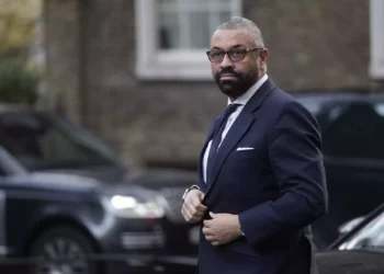 El ministro del Interior del Reino Unido, James Cleverly, llega a una reunión del gabinete en Downing Street en Londres, el 12 de diciembre de 2023. (Kin Cheung/AP)