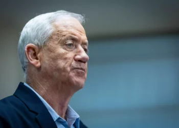 El ministro jefe del partido Unidad Nacional, Benny Gantz, celebra una conferencia de prensa en la Knéset en Jerusalén, el 13 de marzo de 2024. (Yonatan Sindel/ Flash90)