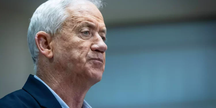 El ministro jefe del partido Unidad Nacional, Benny Gantz, celebra una conferencia de prensa en la Knéset en Jerusalén, el 13 de marzo de 2024. (Yonatan Sindel/ Flash90)