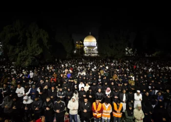 Fieles musulmanes asisten a las oraciones matutinas del mes sagrado del Ramadán, en la Mezquita de Al Aqsa en el recinto del Monte del Templo en la Ciudad Vieja de Jerusalén, el 6 de abril de 2024. 

(Jamal Awad/Flash90)