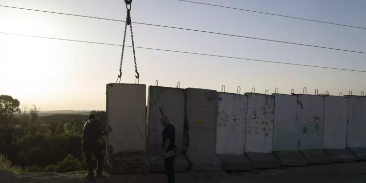 Trabajadores instalaron un muro de concreto en un área frente a un jardín de infantes, ubicado en las proximidades de la frontera entre Israel y Gaza en Sderot, el 20 de marzo de 2024. (Foto AP/Leo Correa)