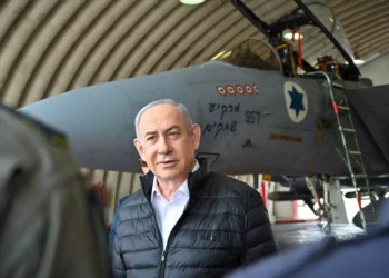 El primer ministro Benjamín Netanyahu visita una base de F-15 de la Fuerza Aérea el 11 de abril de 2024. (Kobi Gideon/GPO)