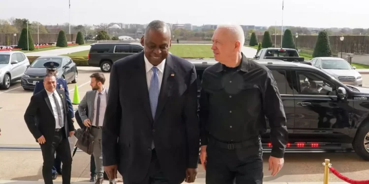 El ministro de Defensa, Yoav Gallant, se reúne con el secretario de Defensa de Estados Unidos, Lloyd Austin, en Washington, el 26 de marzo de 2024. (Ariel Hermoni/Ministerio de Defensa)