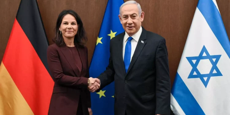 La ministra de Relaciones Exteriores de Alemania, Annalena Baerbock, a la izquierda, se reúne con el primer ministro Benjamin Netanyahu en Jerusalén, el 17 de abril de 2024. (Maayan Toaf/GPO)