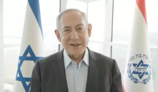 El primer ministro Benjamin Netanyahu pronuncia una declaración grabada antes de su liberación del Centro Médico Hadassah, donde fue operado de una hernia, el 2 de abril de 2024. (Captura de pantalla, GPO)