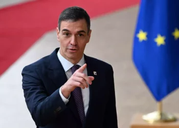 El primer ministro español, Pedro Sánchez, habla con la prensa antes de una cumbre del Consejo Europeo en la sede de la UE en Bruselas el 21 de marzo de 2024. (John Thys/AFP)