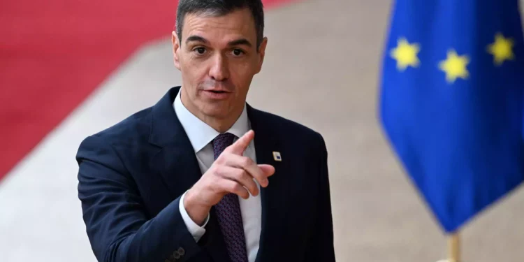 El primer ministro español, Pedro Sánchez, habla con la prensa antes de una cumbre del Consejo Europeo en la sede de la UE en Bruselas el 21 de marzo de 2024. (John Thys/AFP)