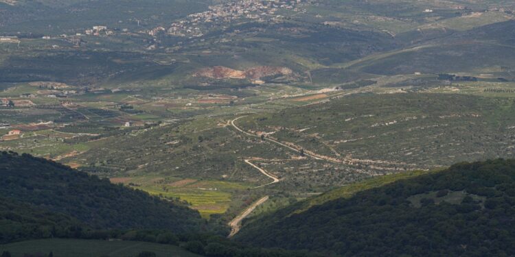 La frontera israelí con el Líbano, vista desde el lado israelí, 8 de abril de 2024. (Ayal Margolin/Flash90)