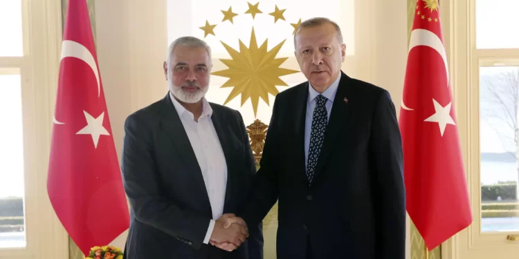 El presidente de Turquía, Recep Tayyip Erdogan, a la derecha, estrecha la mano del jefe del movimiento terrorista Hamás, Ismail Haniyeh, antes de su reunión en Estambul, el 1 de febrero de 2020. (Servicio de Prensa Presidencial vía AP, Pool/ Archivo)