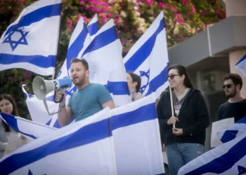 Los estudiantes de la Universidad de Tel Aviv exigen la dimisión del profesor Dr. Anat Matar, después de que Matar elogiara al terrorista Walid Daqqa como "una fuente de inspiración". 11 de abril de 2024. (Miriam Alster/FLASH90)