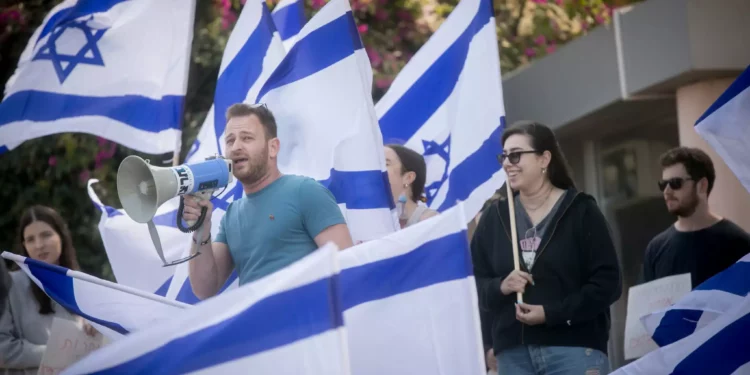 Los estudiantes de la Universidad de Tel Aviv exigen la dimisión del profesor Dr. Anat Matar, después de que Matar elogiara al terrorista Walid Daqqa como "una fuente de inspiración". 11 de abril de 2024. (Miriam Alster/FLASH90)