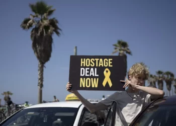 Un manifestante sostiene una pancarta mientras familiares de rehenes retenidos en Gaza y sus partidarios bloquean el tráfico frente a la oficina de la embajada de Estados Unidos pidiendo la liberación inmediata de todos los cautivos en Tel Aviv, el 12 de abril de 2024. (Foto AP/Maya Alleruzzo)
