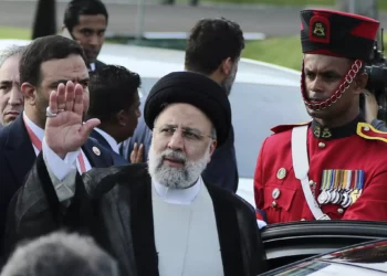 El presidente de Irán, Ebrahim Raisi, saluda a su llegada al aeropuerto internacional de Bandaranaike en Katunayake, cerca de Colombo, el 24 de abril de 2024. (Ishara S.Kodikara/AFP)