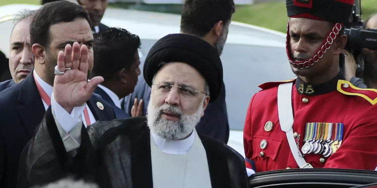 El presidente de Irán, Ebrahim Raisi, saluda a su llegada al aeropuerto internacional de Bandaranaike en Katunayake, cerca de Colombo, el 24 de abril de 2024. (Ishara S.Kodikara/AFP)