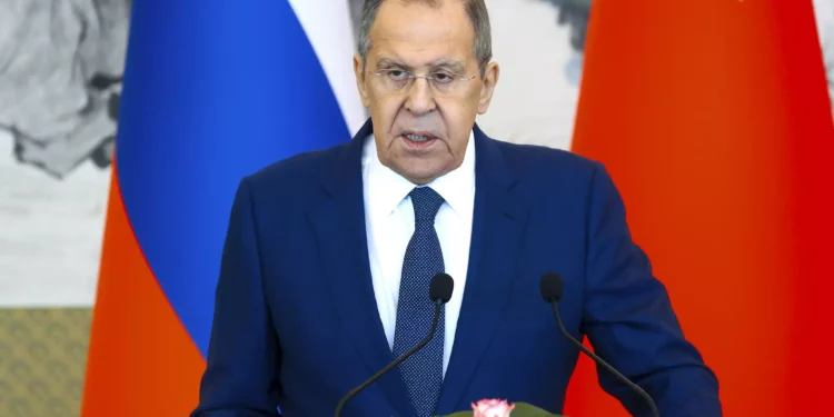 En esta fotografía publicada por el servicio de prensa del Ministerio de Relaciones Exteriores de Rusia el martes 9 de abril de 2024, el ministro de Relaciones Exteriores de Rusia, Sergey Lavrov, habla con los medios durante su conferencia de prensa conjunta con el ministro de Relaciones Exteriores de China, Wang Yi, luego de las conversaciones en Beijing, China.

(Servicio de Prensa del Ministerio de Asuntos Exteriores de Rusia vía AP)