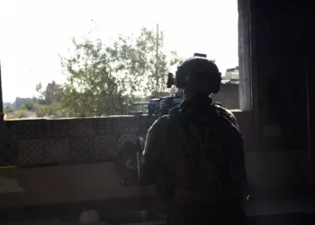 Soldados de las FDI operan en el centro de la Franja de Gaza en una fotografía sin fecha publicada el 10 de abril de 2024 (Fuerzas de Defensa de Israel).