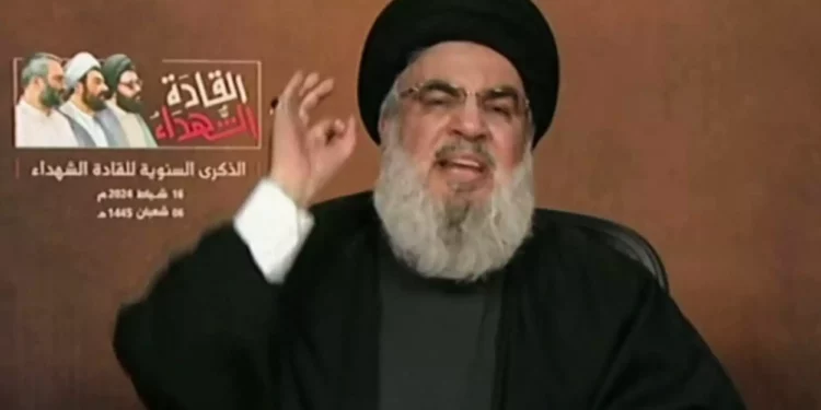 Una imagen tomada del canal al-Manar TV de Hezbolá tomada el 16 de febrero de 2024 muestra al jefe del grupo terrorista libanés, Hassan Nasrallah, pronunciando un discurso televisado. (Al Manar/AFP)