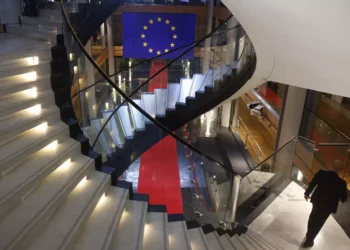Un hombre baja las escaleras durante una sesión especial sobre lobby, el 12 de diciembre de 2022 en el Parlamento Europeo en Estrasburgo, este de Francia. (Foto AP/Jean-François Badias)
