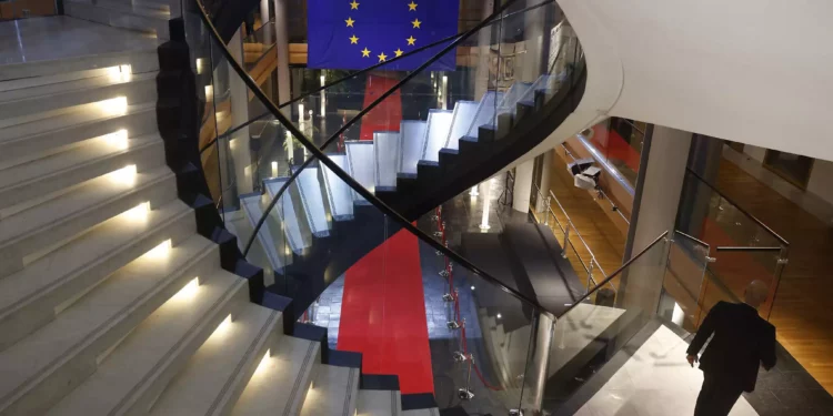 Un hombre baja las escaleras durante una sesión especial sobre lobby, el 12 de diciembre de 2022 en el Parlamento Europeo en Estrasburgo, este de Francia. (Foto AP/Jean-François Badias)