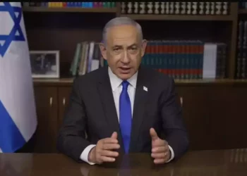 El primer ministro Benjamin Netanyahu habla en un mensaje de video desde su oficina, el 7 de mayo de 2024. (Captura de pantalla/GPO)