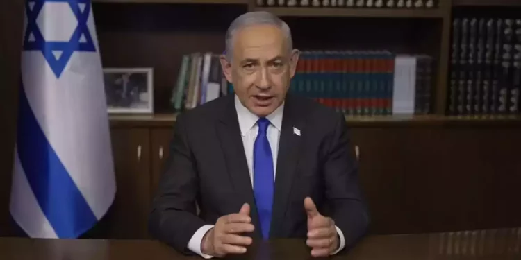 El primer ministro Benjamin Netanyahu habla en un mensaje de video desde su oficina, el 7 de mayo de 2024. (Captura de pantalla/GPO)