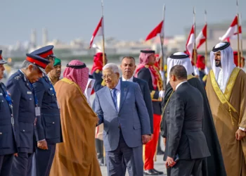 Esta imagen distribuida por la Agencia de Noticias oficial de Bahréin muestra al presidente de la Autoridad Palestina, Mahmud Abbas (centro), siendo recibido en Manama el 15 de mayo de 2024, antes de la 33ª Cumbre de la Liga Árabe. (Agencia de Noticias de Bahréin/AFP)