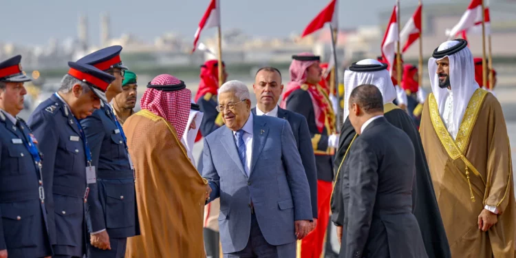 Esta imagen distribuida por la Agencia de Noticias oficial de Bahréin muestra al presidente de la Autoridad Palestina, Mahmud Abbas (centro), siendo recibido en Manama el 15 de mayo de 2024, antes de la 33ª Cumbre de la Liga Árabe. (Agencia de Noticias de Bahréin/AFP)