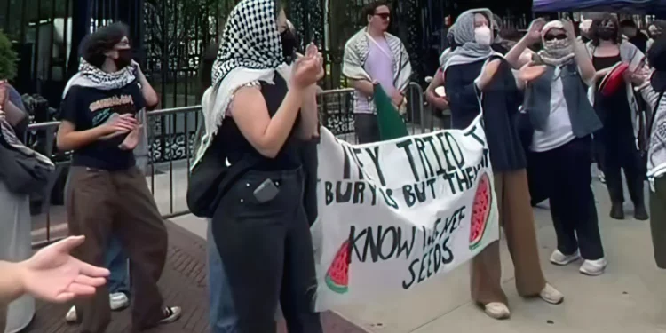 Policía holandesa despeja campus de Ámsterdam de manifestantes antiisraelíes