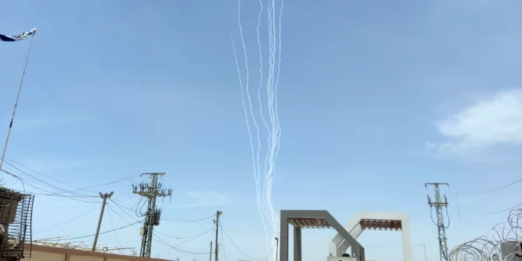 Hamás ataca con cohetes el centro de Israel desde Rafah