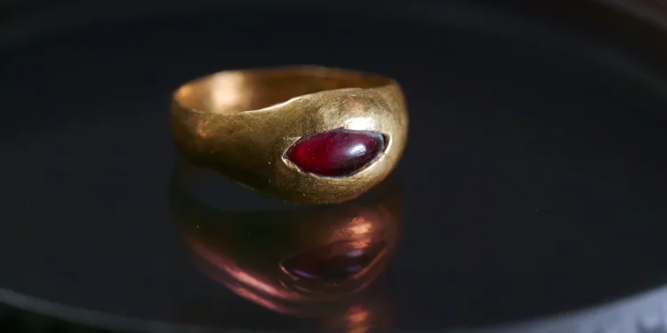 Descubren raro anillo de oro de hace 2,300 años en Jerusalén