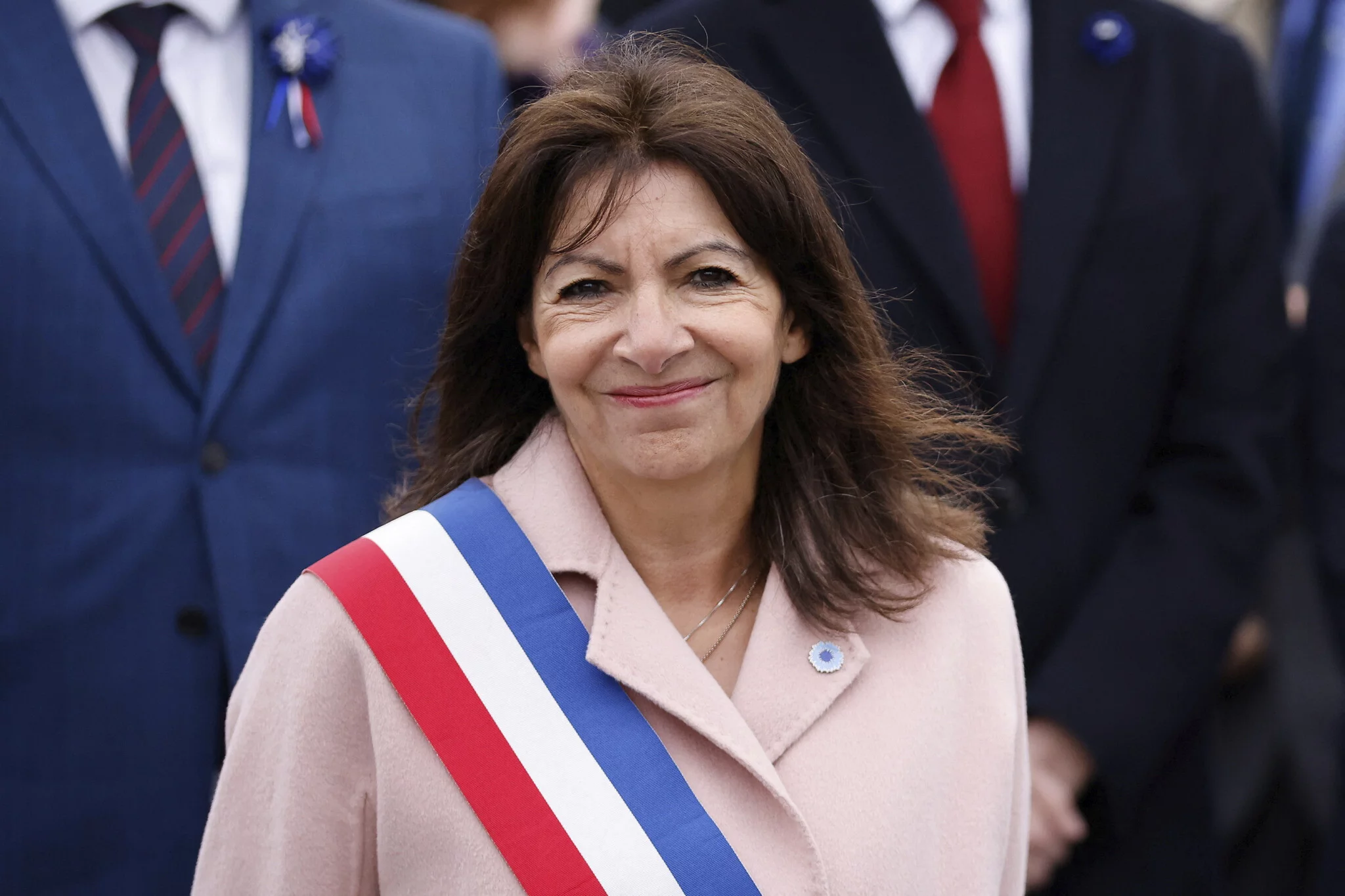 La alcaldesa de París, Anne Hidalgo, asiste a las ceremonias que conmemoran el 79º aniversario del final de la Segunda Guerra Mundial, en París, el 8 de mayo de 2024. (Johanna Geron, Pool vía AP)
