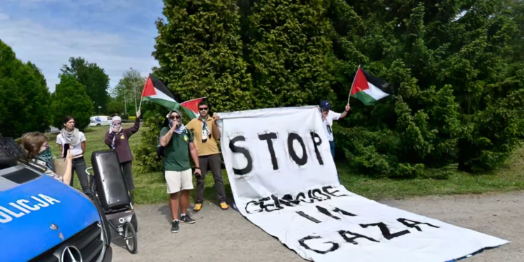 Policía polaca resguardó a manifestantes anti Israel en Auschwitz