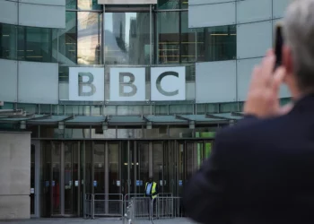 Exdirector de la BBC acusa a la cadena de apoyo a Hamás