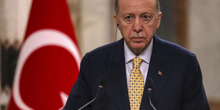 El presidente turco, Recep Tayyip Erdogan, habla durante una declaración conjunta a los medios de comunicación en Bagdad, Irak, el 22 de abril de 2024. (Ahmad Al-Rubaye/Pool Photo vía AP)