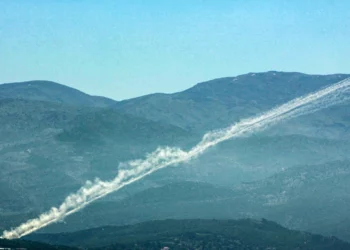 Los cohetes dejan estelas de humo cuando se lanzan desde el sur del Líbano hacia Israel el 16 de mayo de 2024, en medio de enfrentamientos transfronterizos en curso entre las tropas israelíes y Hezbolá. (Foto de AFP)