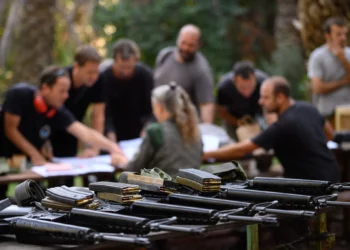 Distribución de armas a las fuerzas de reserva, cerca de la frontera norte de Israel con el Líbano, 12 de octubre de 2023. Foto de (Ayal Margolin/Flash90)