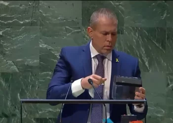 Enviado israelí destruye la carta de la ONU ante la Asamblea General en protesta