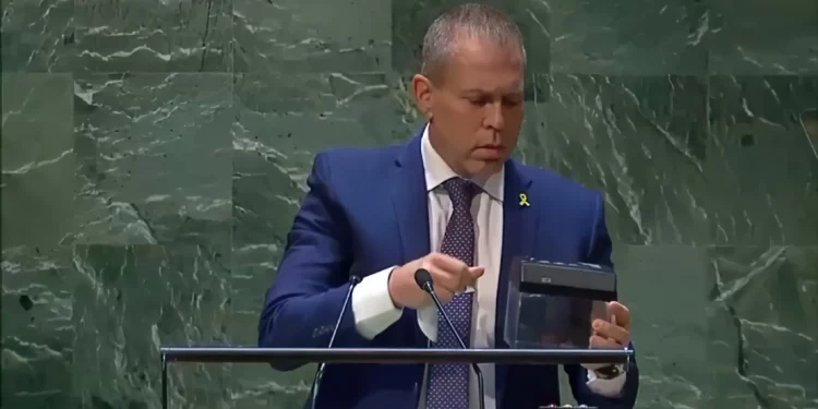 Enviado israelí destruye la carta de la ONU ante la Asamblea General en protesta