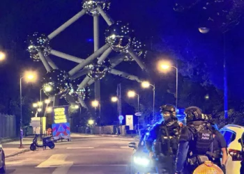 La policía patrulla frente al estadio Rey Balduino, después de que se suspendiera un partido entre Bélgica y Suecia, tras un tiroteo en el centro de Bruselas, el 16 de octubre de 2023. (Foto AP/Sylvain Plazy)