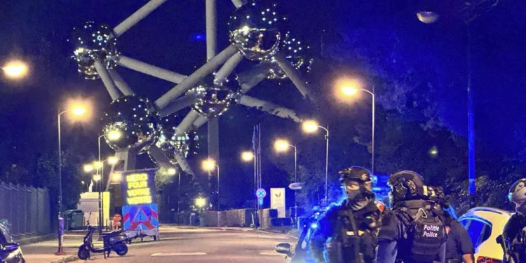 La policía patrulla frente al estadio Rey Balduino, después de que se suspendiera un partido entre Bélgica y Suecia, tras un tiroteo en el centro de Bruselas, el 16 de octubre de 2023. (Foto AP/Sylvain Plazy)