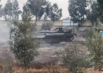 Un tanque simulado de las FDI se ve en una base de entrenamiento de Hamás en el este de Rafah, en una foto publicada el 15 de mayo de 2024. (Fuerzas de Defensa de Israel)